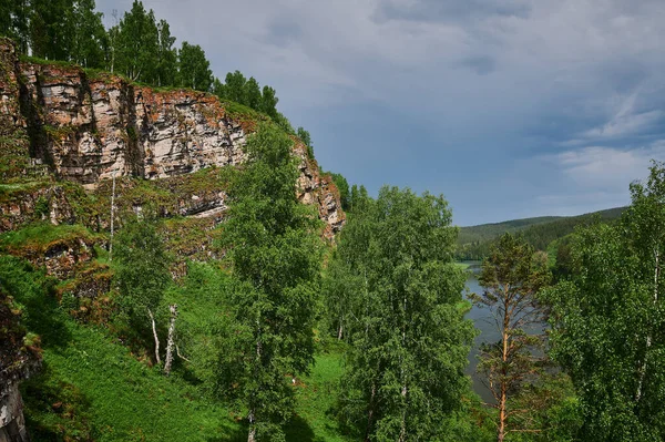 Republiek Bashkortostan, rivieren, zomer Idrisovskaya grot. — Stockfoto