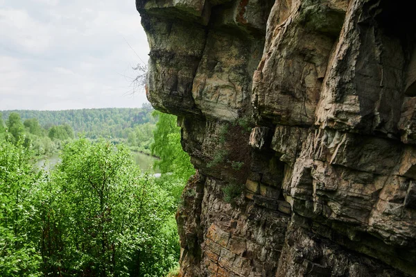 Republiken Bashkortostan, floder, sommar Idrisovskaja grotta. — Stockfoto