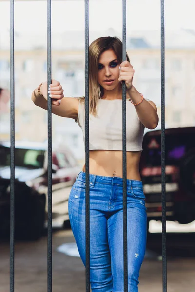 Närbild Mode kvinna porträtt av unga ganska trendiga flicka poserar på staden, sommar street mode, skrattar och ler porträtt. trendig. — Stockfoto