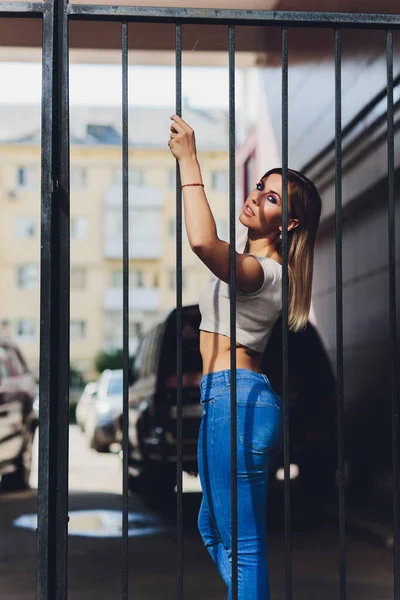 Närbild Mode kvinna porträtt av unga ganska trendiga flicka poserar på staden, sommar street mode, skrattar och ler porträtt. trendig. — Stockfoto