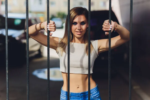 Nahaufnahme Mode Frauenporträt von jungen hübschen trendigen Mädchen posiert in der Stadt, Sommer-Straßenmode, lachen und lächeln Porträt. trendy. — Stockfoto