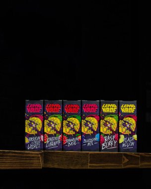 Ufa, Rusya, Vape Shop, 3 Temmuz 2019: E-likit e-meyve suyu Elektronik sigara buharlaştırma cihazı için yüksek buhar, tezgahın üzerinde şişe içinde duman buharı.