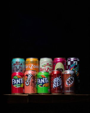 Ufa, Rusya, Vape Shop, 3 Temmuz 2019: Marketteki raflarda çeşitli meşrubat içecekleri sergileniyor.