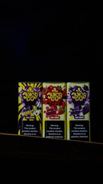 Ufa, Rusya, Vape Shop, 3 Temmuz 2019: E-likit e-meyve suyu Elektronik sigara buharlaştırma cihazı için yüksek buhar, tezgahın üzerinde şişe içinde duman buharı.