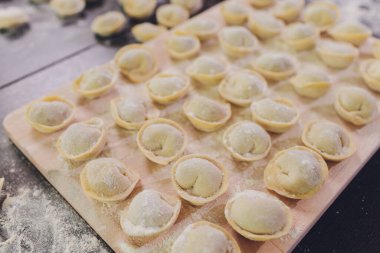 Siyah arkaplanda çiğ hamur köftesi, un, merdane, kaşık, düz, yatay.