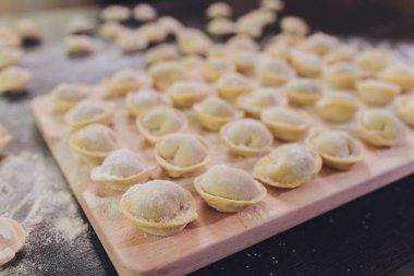 Siyah arkaplanda çiğ hamur köftesi, un, merdane, kaşık, düz, yatay.