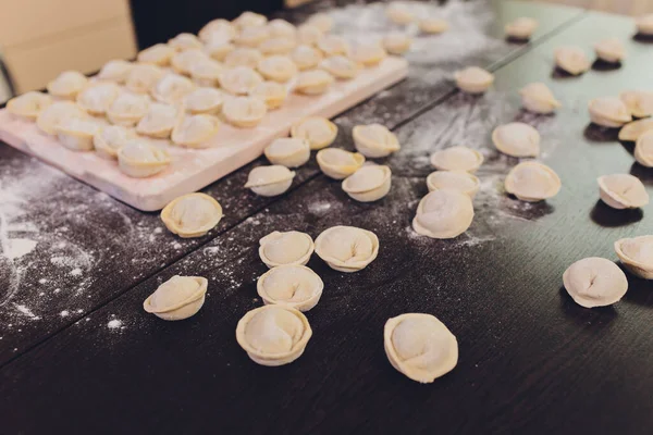 Oberedda dumplings på svart bakgrund, mjöl, valstråd, sked, platt låg, horisontellt. — Stockfoto