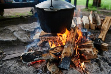 Çaydanlık yürüyüşü, şenlik ateşinde bowling. Kazıkta kazanda balık çorbası kaynıyor. Seyahat, turizm, piknik pişirme, kazanda yemek pişirme, ateş ve duman..