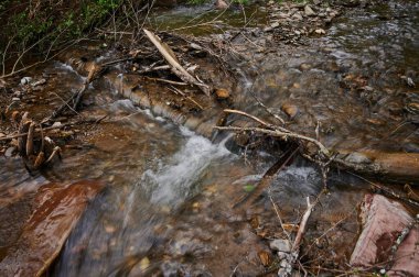 Küçük bir gölde güzel bir şelale..