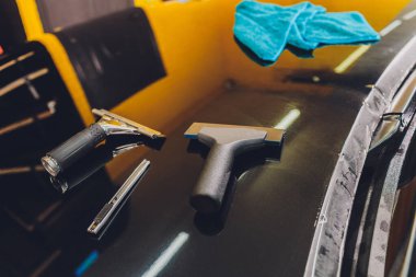 Şeffaf film, araba boyası koruması, ambalaj spesiyali. Araba tamiri. Seçici odak.