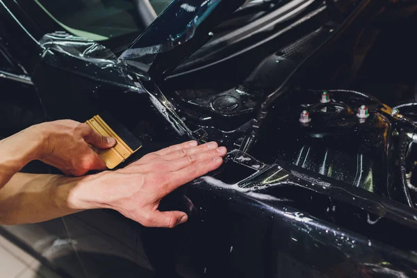 Película transparente, protección de pintura para automóviles, envoltura especial. Detallando el coche. Enfoque selectivo . — Foto de Stock