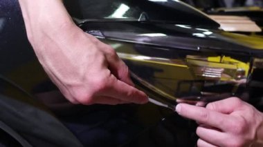 Şeffaf film, araba boyası koruması, ambalaj spesiyali. Araba tamiri. Seçici odak.