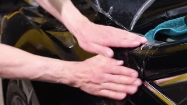 Şeffaf film, araba boyası koruması, ambalaj spesiyali. Araba tamiri. Seçici odak.