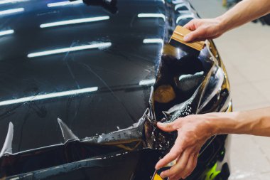 Şeffaf film, araba boyası koruması, ambalaj spesiyali. Araba tamiri. Seçici odak.