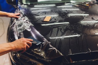 Şeffaf film, araba boyası koruması, ambalaj spesiyali. Araba tamiri. Seçici odak.