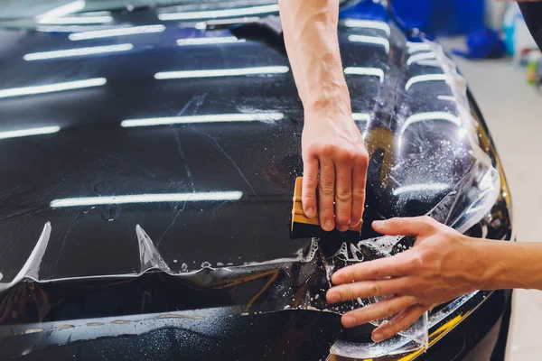 Pellicola trasparente, protezione della vernice dell'automobile, specialis avvolgente. Dettaglio auto. Focus selettivo . — Foto Stock