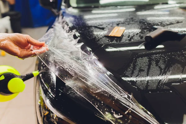 Filme transparente, proteção de pintura de carro, embrulhando specialis. Detalhes do carro. Foco seletivo . — Fotografia de Stock