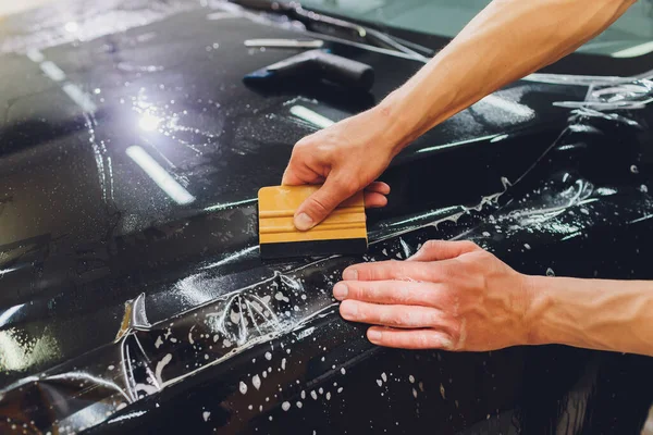 Filme transparente, proteção de pintura de carro, embrulhando specialis. Detalhes do carro. Foco seletivo . — Fotografia de Stock