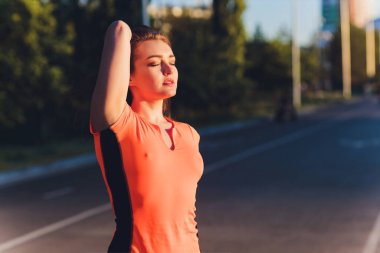 Kırsal yolda koştuktan sonra terleyen yorgun bir koşucu. Sıcak yaz maratonundan sonra yorgun ve terli bir kadın. İspanyol esmer bayan sporcu..