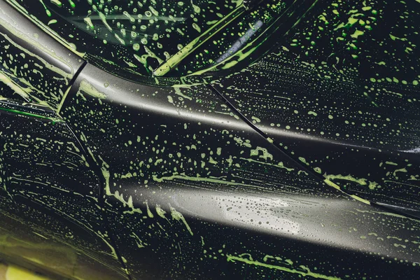 洗車場の泡の中の車車のクリーニング. — ストック写真