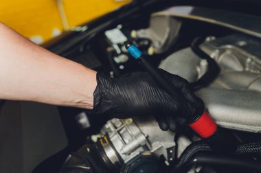 Araba yıkamada arabalar. İstasyonda köpüklü araba yıkama. Araba yıkama. İstasyonda yıkanıyor. Araba yıkama konsepti. Araba tamiri. Araba temizleyen bir adam. İşçi temizliği. Köpüklü temizlik motoru ve fırça..