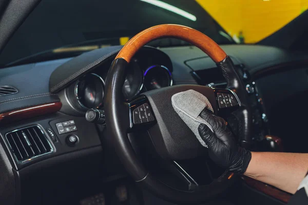 Un hombre limpiando asiento de coche con tela de microfibra. Concepto de detalle o valeting del coche. Enfoque selectivo. Detallando el coche. Limpieza con esponja. Limpieza de trabajadores. Solución de concepto de lavado de coches para limpiar . — Foto de Stock