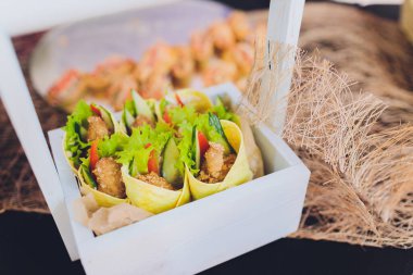 Fast food: kebap, patates kızartması ve masaya yakın çekimde taze salata. yatay.