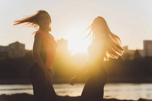 Bonne sportive réussie levant les bras vers le ciel sur le dos doré éclairage coucher de soleil été. Athlète de remise en forme avec les bras levés célébrant les objectifs après l'exercice sportif et l'exercice à l'extérieur. Espace de copie. — Photo