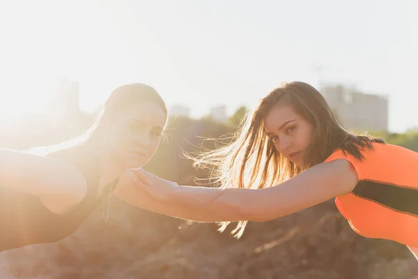 Šťastná úspěšná sportovkyně zvedající ruce k obloze na zlatém pozadí osvětlení západu slunce v létě. Fitness sportovec se zbraněmi se slaví cíle po sportovním cvičení a cvičení venku. Kopírovat prostor. — Stock fotografie