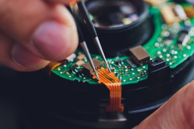 Hassas asal optik DSR lens servisi, ayarlama ve hizalama. Fotoğraf makinesinin iş yerinde kamera merceği onarımı ayarlandı. Fotoğraf makinesi merceğinin bakım desteği.