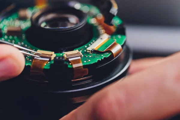 Servicio de lentes ópticas dslr de precisión, ajuste y alineación. Juego de reparación de lentes de cámara en el lugar de trabajo de ingeniería fotográfica. Soporte de mantenimiento de lente de cámara fotográfica . — Foto de Stock