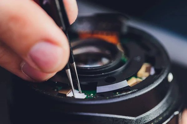 Servicio de lentes ópticas dslr de precisión, ajuste y alineación. Juego de reparación de lentes de cámara en el lugar de trabajo de ingeniería fotográfica. Soporte de mantenimiento de lente de cámara fotográfica . — Foto de Stock