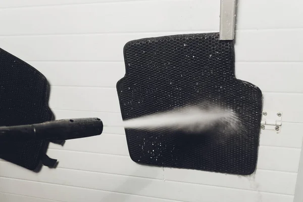 Lavado de alfombras de coche con agua de alta presión en el lavado de coches . — Foto de Stock