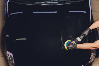 Araba tamiri, oto tamirhanesinde orbital parlatıcıyla el işi. Seçici odak.