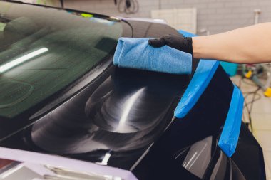 Araba tamiri, oto tamirhanesinde orbital parlatıcıyla el işi. Seçici odak.