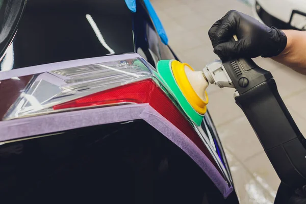 Detalhes do carro Mãos com polidor orbital na oficina de reparação automóvel. Foco seletivo. — Fotografia de Stock