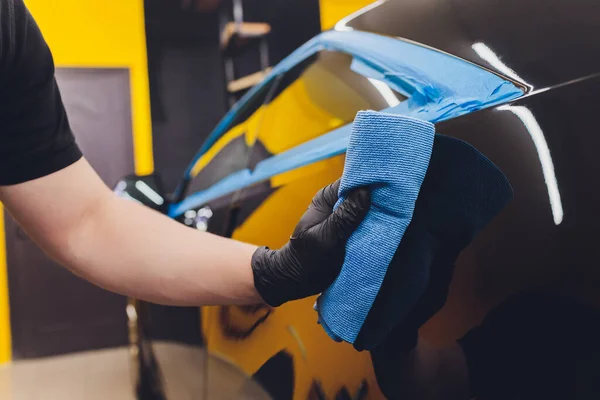 Car detailing - Hands with orbital polisher in auto repair shop. Selective focus. — Stock Photo, Image