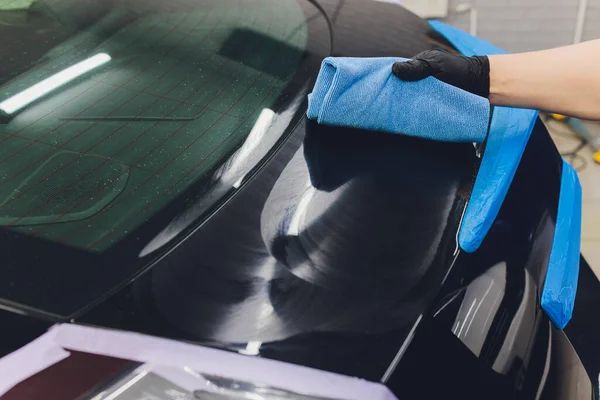 Araba tamiri, oto tamirhanesinde orbital parlatıcıyla el işi. Seçici odak.