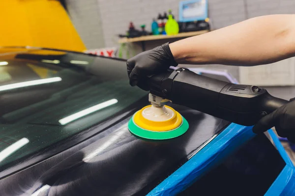 Auto-Detaillierung - Hände mit Orbitalpolierer in der Autowerkstatt. Selektiver Fokus. — Stockfoto