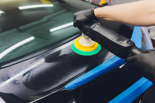 Detalhes do carro Mãos com polidor orbital na oficina de reparação automóvel. Foco seletivo. — Fotografia de Stock