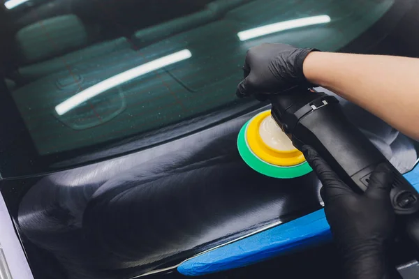 Car detailing - Χέρια με τροχιακό γυαλιστικό σε συνεργείο αυτοκινήτων. Επιλεκτική εστίαση. — Φωτογραφία Αρχείου