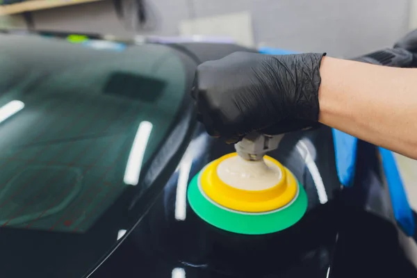 Dettaglio auto - Mani con lucidatore orbitale in officina di riparazione auto. Focus selettivo. — Foto Stock