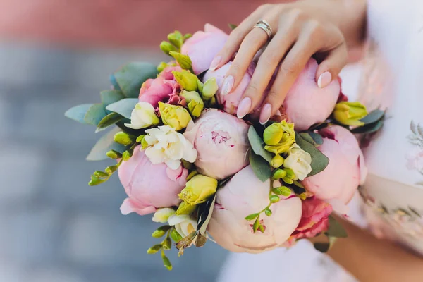 Beau bouquet de mariée avec des roses et des pivoines. — Photo