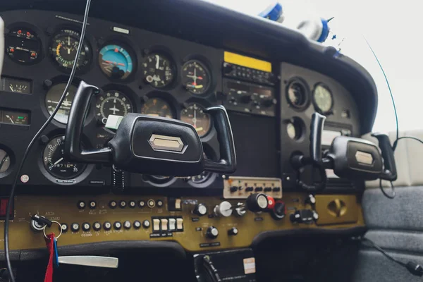 Helicóptero de cabina - Panel de instrumentos. Interior del tablero de control del helicóptero, Heli en el suelo. Color azul . — Foto de Stock