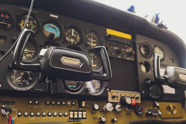 Cockpit helikopter - Instrumenter panel. Interiør af helikopter kontrolinstrumentbrættet, Heli på jorden. Blå farve. - Stock-foto