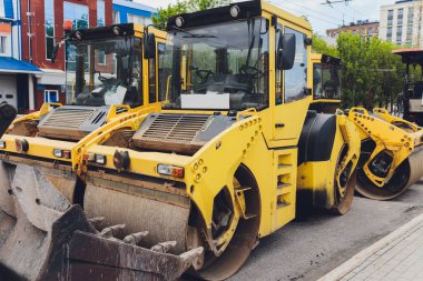 Esnek kaldırımlar, asfalt üst tabakası bitümlü bağlayıcı ile bir inşaat agrega.
