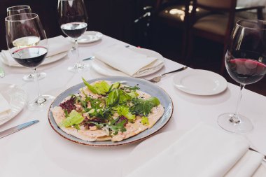 Nicoise Salatası Cannes, Fransa 'da bir restoranda servis edildi. Yatay, eğimli görünüm.