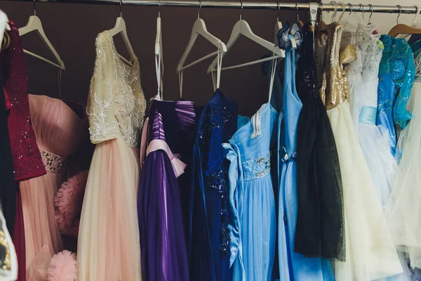 Veel dames avondjurk lange jurken op hanger in de winkel te huur voor de trouwdag. Jurken verhuur concept. Bruidsjurk voor de wedding.selectieve focus.Baljurk verhuur concept. — Stockfoto