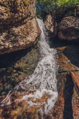 Şelale aşçısı Karauk. Bashkortostan. - Rusya. Yaz mevsimi nehri