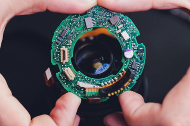 Hassas asal optik DSR lens servisi, ayarlama ve hizalama. Fotoğraf makinesinin iş yerinde kamera merceği onarımı ayarlandı. Fotoğraf makinesi merceğinin bakım desteği.